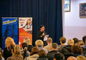 Pani psycholog daje wskazówki rodzicom