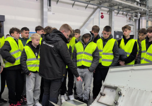 Uczestnicy wizyty studyjnej w hangarze zapoznawani są z etapami prac realizowanych w firmie