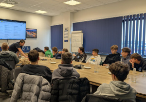 Uczestnicy wizyty studyjnej w sali konferencyjnej LS Technics poznają dokumentację techniczną w języku angielskim, który jest podstawowym językiem komunikacji w branży lotniczej