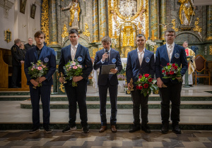 Uczniowie klasy patronackiej składający życzenia pracownikom TKSM Biała Góra