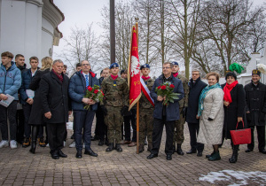 Władze firmy TKSM z uczniami klasy patronackiej i sztandarem szkoły