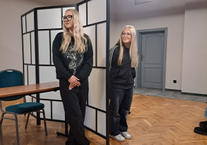 Uczennice wykonujące ćwiczenie