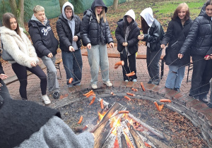 Ognisko z pieczeniem kiełbasek