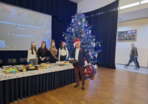 Pan Dyrektor ZSP Nr 1 oraz uczennice klasy 4H.