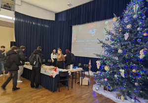 Uczennice klasy 4 H i 1 H podczas sprzedaży ciast.