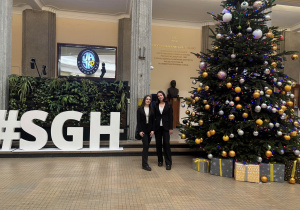 Uczennice: Wiktoria i Patrycja w holu SGH w Warszawie.