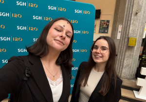 Uczennice przed aulą SGH.