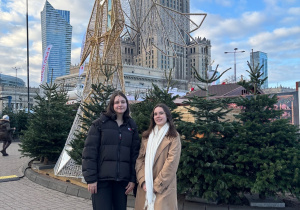 Wiktoria i Patrycja na jarmarku świątecznym w Warszawie.