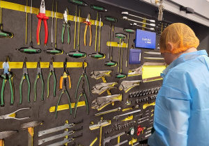 Uczeń przed tablicą z narzędziami