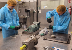 Uczniowie na zajęciach warsztatowych