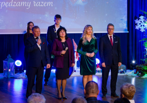 Dyrekcja szkoły skladająca świąteczne życzenia