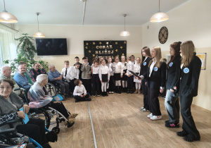 Uczennice klasy pierwszej technikum hotelarstwa śpiewają kolędę