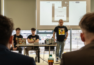 Informatycy prowadzący demonstrację z zakresu cyberbezpieczeństwa