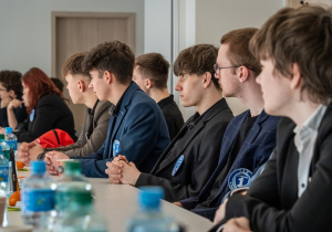 Uczniowie ZSP1 podczas demonstracji z zakresu cyberbezpieczeństwa