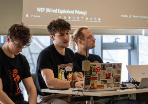 Informatycy prowadzący demonstrację z zakresu cyberbezpieczeństwa