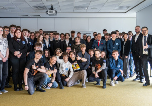 Uczniowie ZSP1 i organizatorzy spotkania w PKP Informatyka