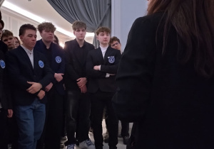 Uczestnicy wycieczki podczas zwiedzania budynku Sejmu