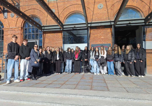 Uczniowie klasy 1 H przed hotelem Andel's w Łodzi.