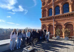 Grupa uczniów z klasy 1 H na tarasie hotelu Andel's.