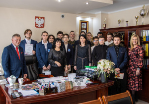 Dyrekcja, nauczyciele i laureaci konkursu.