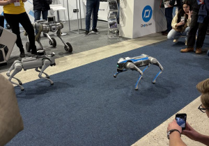 oferta wystawców Targów Drone World Expo - roboty czworonożne o wszechstronnych możliwościach, tworzone z myślą zarówno o rynku konsumenckim, jak i przemyśle.