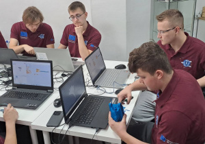 . Mechatronicy podczas stażu w hiszpańskiej firmie