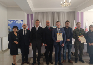 Uczniowie ZSP1 wraz z opiekunami i przedstawicielami organizatorów i władz powiatowych.
