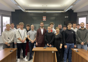 Uczniowie ZSP1 z opiekunem wicedyrektorem ZSP 1 Panią Urszulą Seredyn oraz Sędzią Sądu Rejonowego w Tomaszowie Mazowieckim.