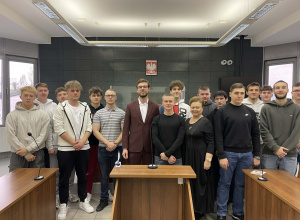 Uczniowie ZSP nr 1 w Sądzie Rejonowym w Tomaszowie Mazowieckim.