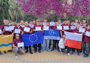 grupowe zdjęcie po rozdaniu certyfikatów