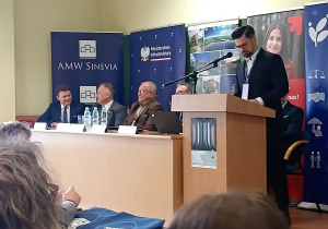 Uczestnicy, zaproszeni na wydarzenie, w czasie dyskusji