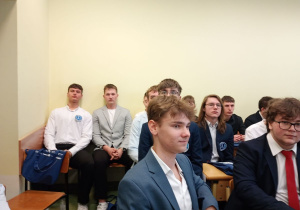 Uczniowie klasy 3 Ib przysłuchujący się prowadzonej dyskusji