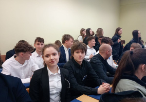 Uczniowie klasy 3 Ib przysłuchujący się prowadzonej dyskusji