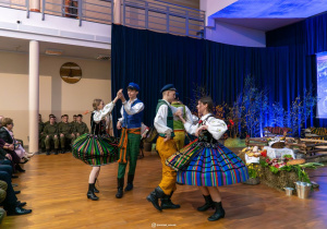 Tańczący członkowie ZPiT Lubochnianie