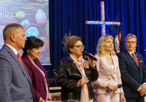 Dyrekcja szkoły składająca życzenia świąteczne