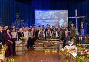 Dyrekcja szkoły, zaproszeni goście, młodzi artyści