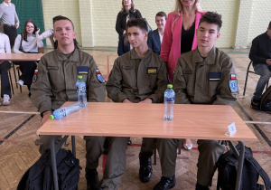 Uczniowie reprezentujacy naszą szkołę wraz z opiekunem - panią dyrektor Iwoną Poganowską