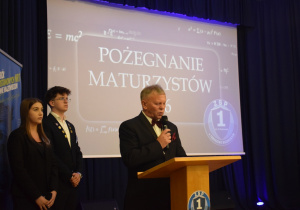 Dyrektor szkoły oraz uczniowie prowadzacy uroczystość