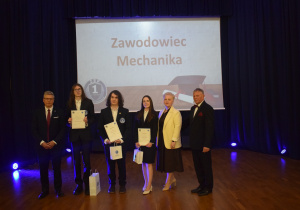 Zwycięzcy konkursu Zawodowiec Mechanika wraz z p. dyrektorem szkoły, p. kierownikiem szkolenia praktycznego i przewodniczącą Rady Rodziców.