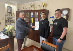 Dyrektor szkoły pan Dariusz Kwiatkowski, wicedyrektor szkoły Iwona Poganowska, nauczyciel języka niemieckiego pani Anetta Holc, uczniowie biorący udział w konkursach i olimpiadzie