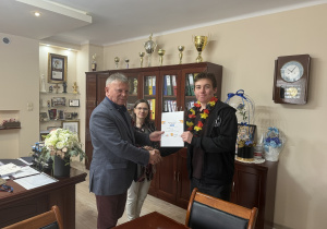 Dyrektor szkoły pan Dariusz Kwiatkowski, wicedyrektor szkoły Iwona Poganowska, nauczyciel języka niemieckiego pani Anetta Holc, uczniowie biorący udział w konkursach i olimpiadzie