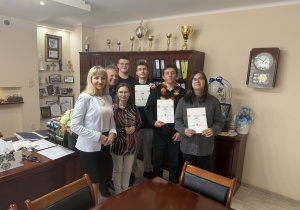 Dyrektor szkoły pan Dariusz Kwiatkowski, wicedyrektor szkoły Iwona Poganowska, nauczyciel języka niemieckiego pani Anetta Holc, uczniowie biorący udział w konkursach i olimpiadzie