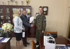 Dyrektor szkoły pan Dariusz Kwiatkowski, wicedyrektor szkoły Iwona Poganowska, nauczyciel języka niemieckiego pani Anetta Holc, uczniowie biorący udział w konkursach i olimpiadzie