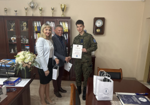 Dyrektor szkoły pan Dariusz Kwiatkowski, wicedyrektor szkoły Iwona Poganowska, nauczyciel języka niemieckiego pani Anetta Holc, uczniowie biorący udział w konkursach i olimpiadzie