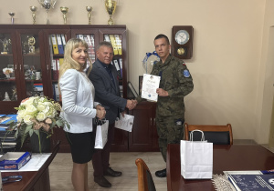 Dyrektor szkoły pan Dariusz Kwiatkowski, wicedyrektor szkoły Iwona Poganowska, nauczyciel języka niemieckiego pani Anetta Holc, uczniowie biorący udział w konkursach i olimpiadzie