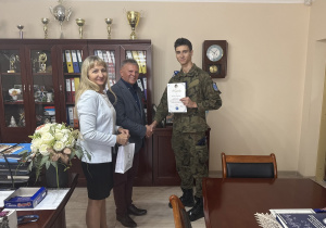 Dyrektor szkoły pan Dariusz Kwiatkowski, wicedyrektor szkoły Iwona Poganowska, nauczyciel języka niemieckiego pani Anetta Holc, uczniowie biorący udział w konkursach i olimpiadzie