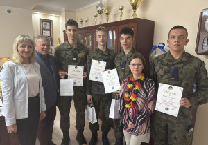 Dyrektor szkoły pan Dariusz Kwiatkowski, wicedyrektor szkoły Iwona Poganowska, nauczyciel języka niemieckiego pani Anetta Holc, uczniowie biorący udział w konkursach i olimpiadzie
