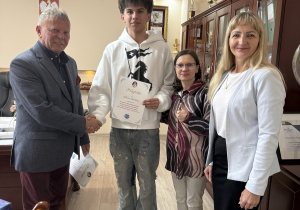Dyrektor szkoły pan Dariusz Kwiatkowski, wicedyrektor szkoły Iwona Poganowska, nauczyciel języka niemieckiego pani Anetta Holc, uczniowie biorący udział w konkursach i olimpiadzie