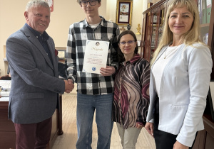 Dyrektor szkoły pan Dariusz Kwiatkowski, wicedyrektor szkoły Iwona Poganowska, nauczyciel języka niemieckiego pani Anetta Holc, uczniowie biorący udział w konkursach i olimpiadzie