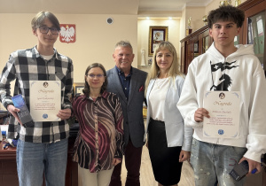 Dyrektor szkoły pan Dariusz Kwiatkowski, wicedyrektor szkoły Iwona Poganowska, nauczyciel języka niemieckiego pani Anetta Holc, uczniowie biorący udział w konkursach i olimpiadzie